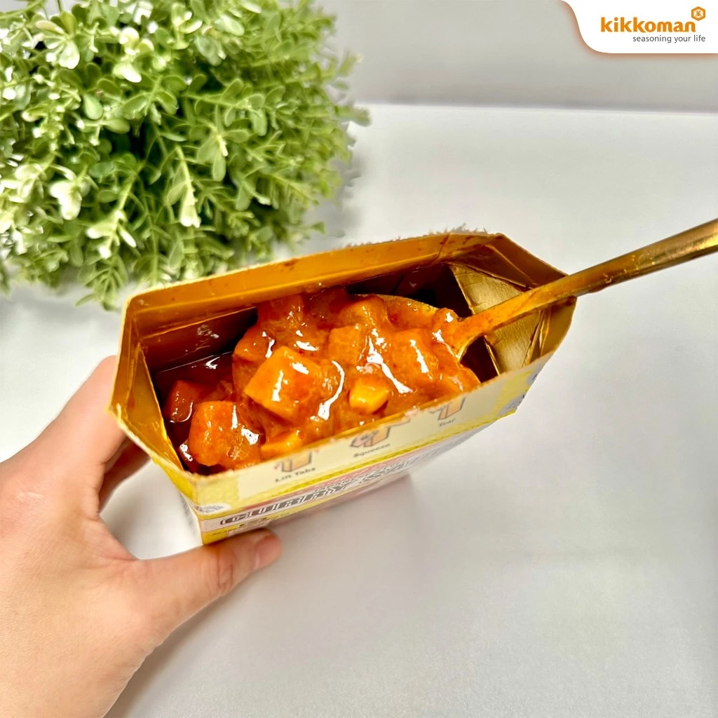 Japanese Style Curry Sauce Mild เจแปนนิส สไตล์ เคอรี่ ซอส-ไมล์ด (ซอสแกงกะหรี่รสเผ็ดน้อย สำหรับราดหน้าอาหาร) ขนาด 380g